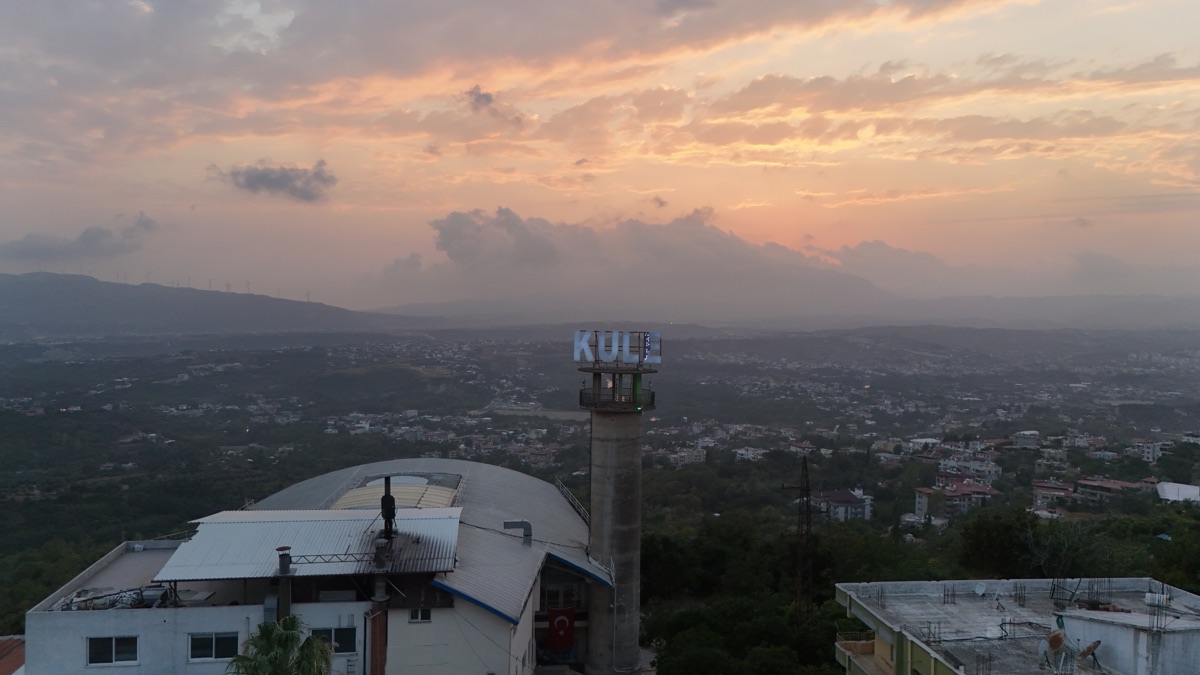 Gün batımında Kule Restaurant ve Harbiye manzarası
