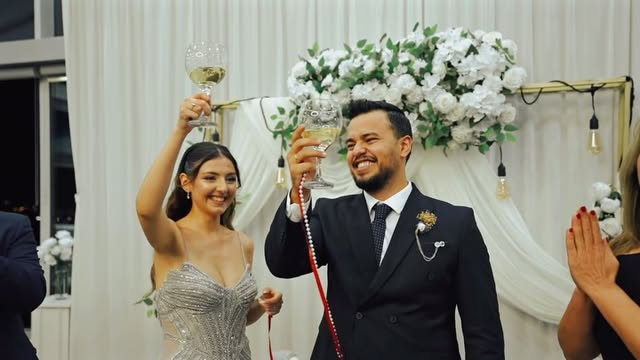 Kule Restaurant düğün kutlamasında gelin ve damat